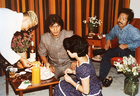 写真01 いしいしんじさんにつくったコート。革や猪熊弦一郎の風呂敷をアップリケにつかった