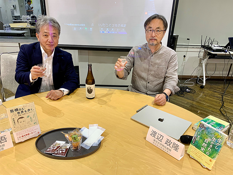 渡辺氏（右）と松居氏（左）．対談終了後，熊楠の父と弟が創業した「清酒世界一統」の本醸造〈熊楠〉で乾杯．瓶のラベルは熊楠の肖像画（提供：ダーウィンルーム）