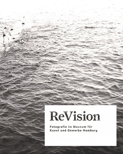 図1　Sabine Schulze; Esther Ruelfs編『ReVision: Fotografie im Museum für Kunst und Gewerbe Hamburg［リ・ヴィジョン：ハンブルク美術工芸博物館の写真］』Göttingen, Steidl, 二〇一七年、展示カタログ表紙
