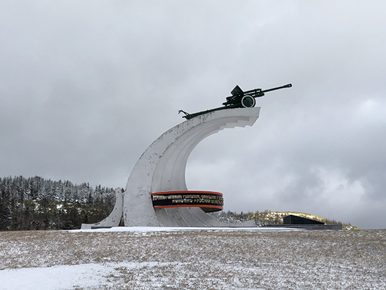 1945年8月、国境線をこえて侵攻してきたソ連軍と日本軍が戦った真岡（ホルムスク）の丘の上にある戦勝記念碑。